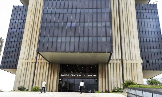 Banco Central torna obrigatório que bancos se adequem a PIX